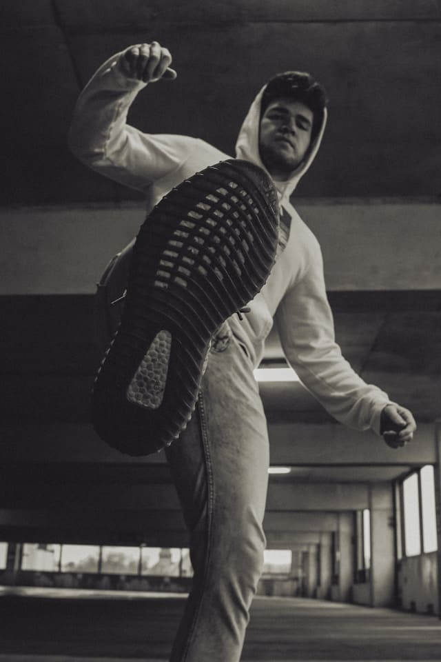 Mann, der nach einem tritt