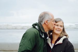 Älteres Paar am Strand